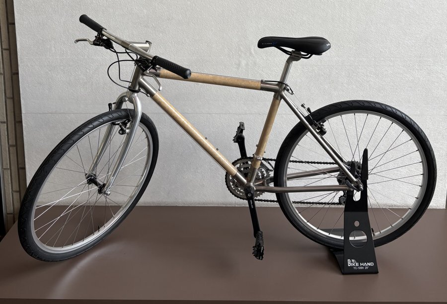 自社製の紙をフレームに使用した自転車のオブジェ